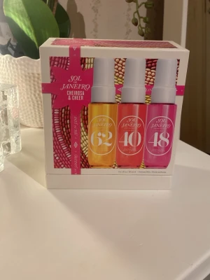 Sol de Janeiro Cheirosa & Cheer set - Upptäck Sol de Janeiro Cheirosa & Cheer parfymset med tre färgglada miniflaskor: gul (62), orange (40) och rosa (48). Flaskorna är i plast med vita spraylock och har en modern, stilren design. Perfekt för dig som vill testa olika dofter från Sol de Janeiro. 