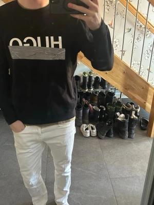 Hugo Boss tröja - En super snygg svart tröja från Hugo Boss med unikt print i storlek S