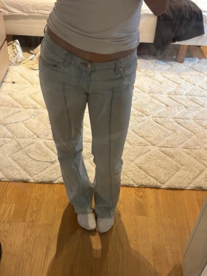 Ljusblå raka jeans med kontrastsömmar - Ljus blå jeans, Slitna längst ner, svårt att hitta orginal pris 1600