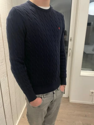 Morris tröja  - Säljer en Morris tröja i otroligt bra skick! Moddel är 186cm 