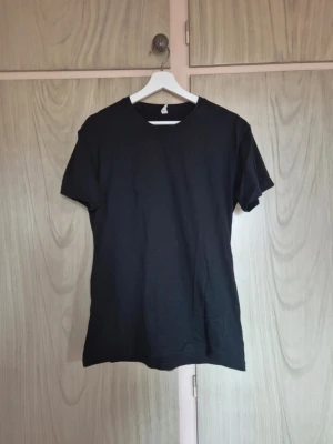 Svart t-shirt 18+ motiv på ryggen - Svart t-shirt med 18+ motiv på ryggen Kompisarna tyckte dehär va en rolig grej till sambon, kanske du tycker det är roligare än han?  Alla kläder rollas innan dom skickas hem då det finns katt i hemmet🐈 Jag stryker och tvättar INTE innan jag skickar det får du stå för själv så det blir som du vill ha det🤗