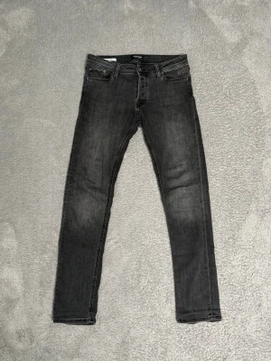 Jack & Jones jeans  - Jack & Jones jeans | Skick: 8/10 | Strl W29 L32 | Pris - 299 | Fraktar via Postnord eller Instabox på köparens bekostnad | Hör av dig vid minsta fråga eller fundering//CL