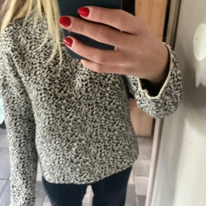 Fin tröja 💝🦓 - Säljer en svartvit stickad tröja med coolt abstrakt mönster. Tröjan har hög hals och långa ärmar💞🥰