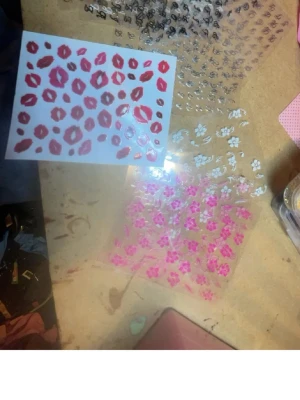 Nageldekaler och slipverktyg mix - Säljer ett kit med nageldekaler , och filar osv, jag ska sluta med naglar och försöker få bort allt !!! Så köp gärna allting på samma gång, inget säljs styck utan allt på alla bilder är tillsammans i ett kit !! 