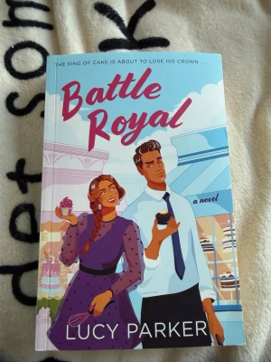 Battle Royal av Lucy Parker - Säljer boken 'Battle Royal' av Lucy Parker. Oläst i nyskick med prislappen kvar, på Engelska🤍