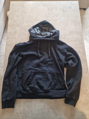 Svart Synaworld hoodie - Säljer en svart synaworld hoodie, från central cee's märke 