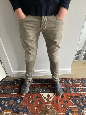 Dondup  - Stilrena dondup jeans sitter bekvämt o väldigt snygga pris. Pris kan diskuteras