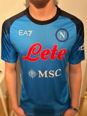 Napoli matchtröja Osimhen 23/24 Blå  - Rensar nu mina fotbollströjor i toppskick! Modellen på bilden är 184cm och väger 80kg. Bara att höra av sig vid minsta fundering! 