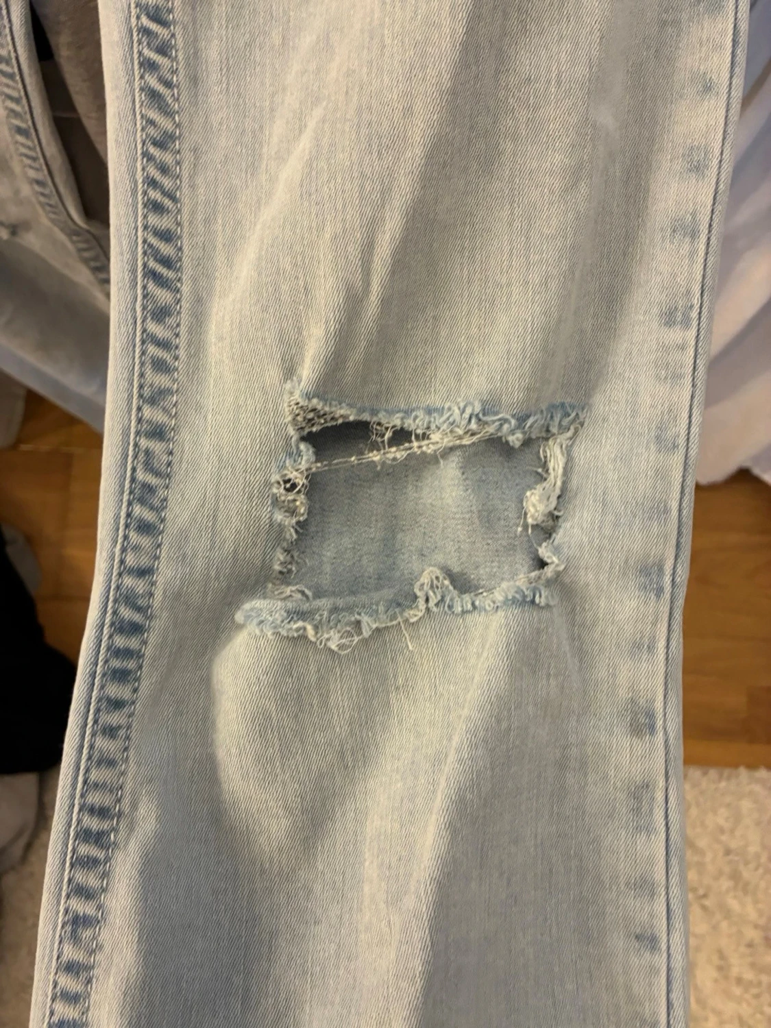 Ljusblå slitna jeans med brodyr - 3