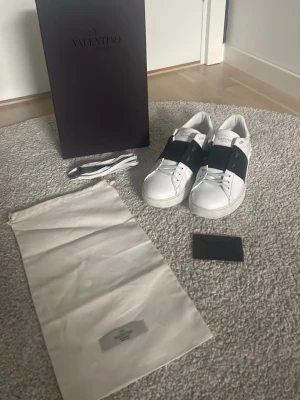 Valentino opens - Ett par lite schysstare valentino opens som ser nästan helt nya ut storlek 40. Dom kommer me allt og. dom e helt äkta ja säljer dom för dom va för små. Priset e inte i sten 🪨 men ja svarar på alla frågor 👍 fraktar dagen du köper skorna👍