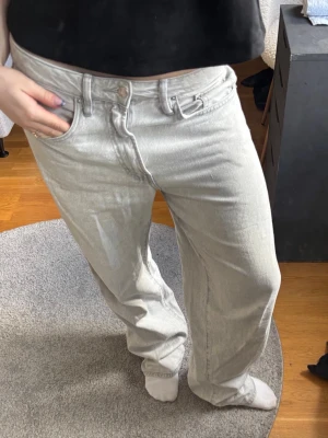 Baggy jeans - Säljer ett par lågmidjade ljusgråa jeans med baggy passform och klassisk femficksdesign! Perfekt till våren🤍 Priset är diskuterbart vid snabb affär🥰 