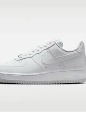Nike Air Force 1 vita sneakers - Klassiska helvita Nike Air Force 1 sneakers i lågt utförande. Tillverkade i slätt läder med perforerade detaljer på tån och ikonisk Swoosh på sidan. Tjock sula och snörning framtill ger en clean och tidlös look.