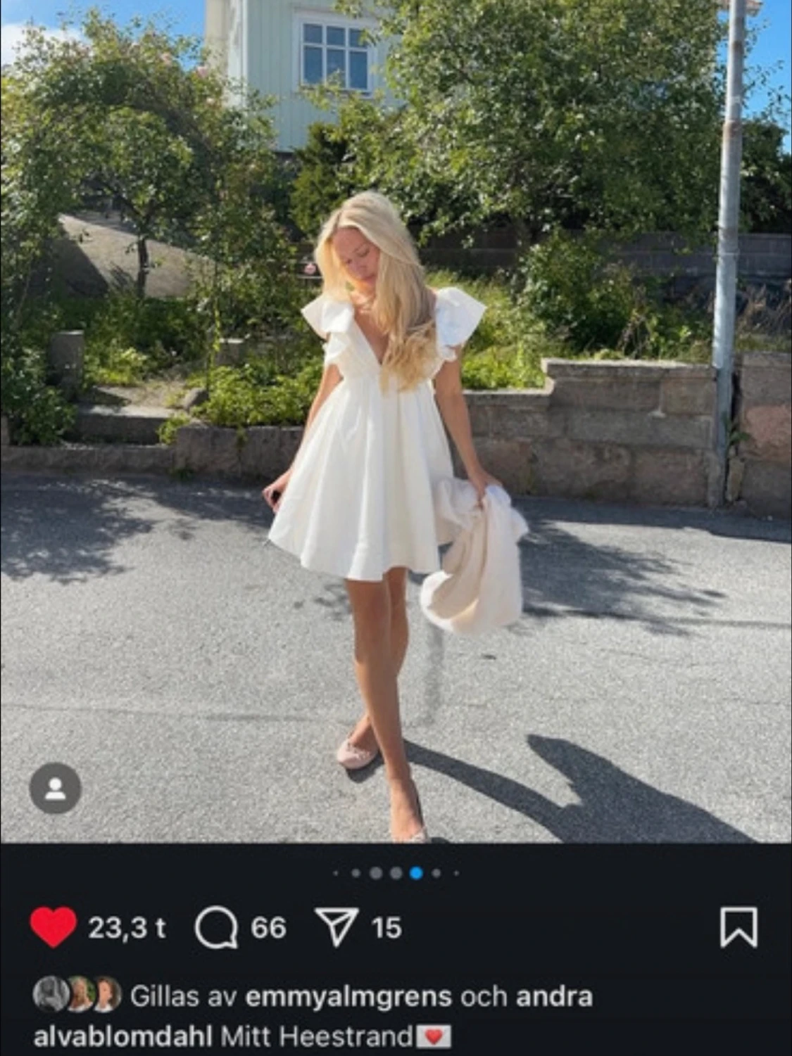 Vit studentklänning med volangärmar