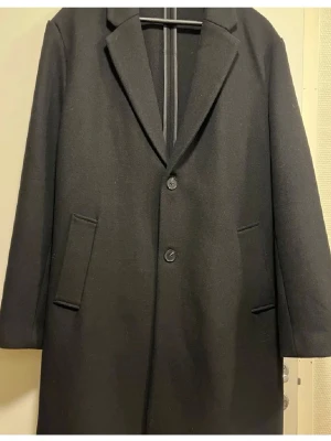 Svart kappa - Stilren svart kappa från Zara i storlek XL. Helt oanvänd men prislappen borttagen. Är för stor därav säljer jag den! Nypris 1000kr