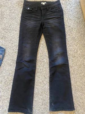 Lågmidjade jeans Gina Tricot  - Säljer dessa svarta byxor från Gina i storlek 164. De är low waisted och sitter jättefint på. Byxorna är lite utsvängda längst ner (flare), men sitter annars väldigt bra och följer kroppen snyggt. De har även fickor baktill.