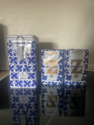 Zoégas Mon Amie kaffeburk & kaffe - Säljer en snygg kaffeburk i metall från Zoégas i samarbete med Rörstrand, dekorerad med blått Mon Amie-mönster. Medföljer två paket Zoégas Mon Amie kaffe, också med samma blåvita design. Perfekt för dig som gillar stilrena köksdetaljer ☺️