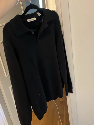 Svart stickad tröja från only & sons - Svart stickad tröja från only & sons med krage och knäppning vid halsen. Tröjan har lång ärm och en klassisk, lite loose passform. Perfekt till höst och vinter för en enkel men snygg look.  Nypris 500kr (HELT OANVÄND)