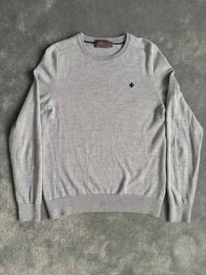 Morris Tröja - Säljer en riktigt snygg tröja från Morris, inga slitningar eller hål på den. Perfekt nu till våren och sommaren! Storlek S. Måtten: längden 60cm bredd 41cm. Hör av dig vid minsta fundering!😊    Tröjan har en liten gul fläck, man ser inte den alls nästan när man har på sig den. Se på bild 2.