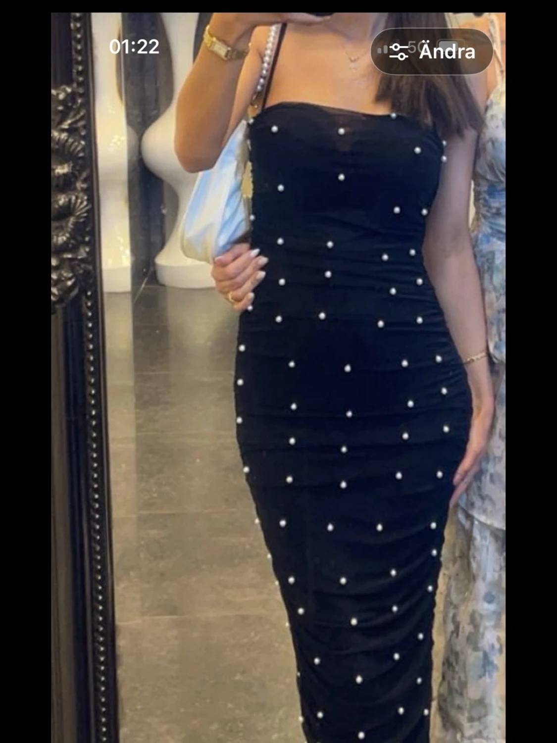 Svart axelbandslös klänning med pärlor