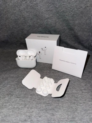 Apple AirPods Pro 3 ANC - Perfekta för träning och samtal. Stark ANC stänger ute oväsen, sitter stabilt även när du springer. Svettbeständiga, kristallklart ljud, bra batteritid och alla Apple-funktioner. Snabb leverans. Frågor? Skriv!