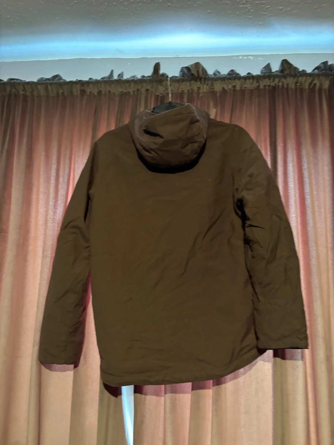 Brun vindjacka med huva från peak performance - 1