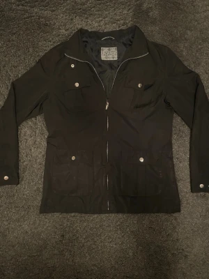Fieldjacket - Säljer en extremt snygg fieldjacket som e perfekt till våren/sommaren. Den är lite tunnare än vanliga vilket gör den perfekt även i varmare väder. Inga skador och de är storlek S. Tveka inte på o fråga vid funderingar!🙌🏼