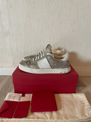 Valentino flycrew - Storlek: 37 men passar storlek 38 också!                  Skick: 8/10 inga synliga defekter