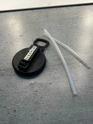 Svart sugrörslock från Strawlid - Säljer ett svart lock med sugrörsfunktion från Strawlid. Locket är gjort i plast och har en praktisk ögla för att fästa i väska eller flaska. Två genomskinliga sugrör i plast medföljer. Perfekt till vattenflaska eller shaker.