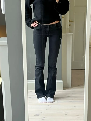 Svarta bootcut jeans - Säljer ett par svarta bootcut jeans från Only tall med smal passform upptill och lätt utsvängda ben. Jeansen har klassisk femficksdesign och är tillverkade i ett stretchigt denimtyg för extra komfort. Storlek M men funkar på mig som vanligtvis bär S. Jag är 179 cm lång så de är långa i benen!