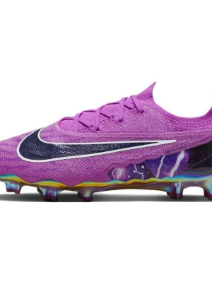 Nike Phantom GT2 lila fotbollsskor - Säljer ett par Nike Phantom GT2 fotbollsskor i en grym lila färg med svart och vitt swoosh-märke. Skorna har en stickad ovandel för bra bollkontroll och en cool blixtdesign på sidan. Sulan är mönstrad i regnbågsfärger för extra stil på planen. Perfekta för dig som vill sticka ut!