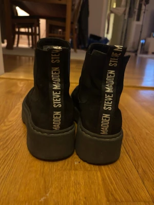 Steve Madden svarta platåboots i mocka  - Säljer mina bekväma och rediga kängor från Steve Madden, använda sparsamt knappt en säsong. Med tjock gummiplatå och i riktig mocka. Storlek 38, wide fit.