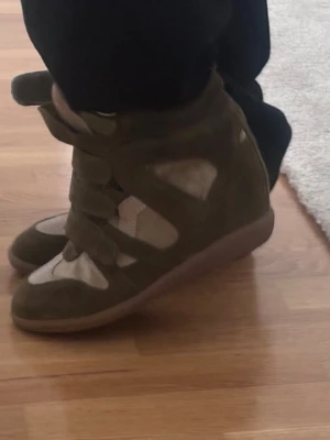 ISABEL MARANT  SKOR - GRÖNA ISABEL MARANT SKOR! Dessa är i helt nytt skick då jag använt de 2 gånger. Säljer dessa då jag vill ha en annan färg! De är exakta i storleken. Ni kan be om fler bilder!