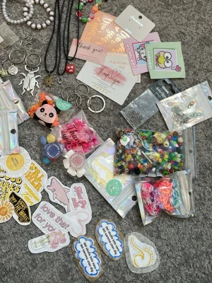 Stort DIY smyckeskit med pärlor & berlocker - Ett färgglatt DIY smyckeskit med massor av pärlor, berlocker, nyckelringar, stickers och annat. Perfekt för att skapa egna armband, halsband och nyckelringar med unika motiv som djur, blommor och figurer. Kan köpas styckvis och diskuteras pris🙏🏼💕