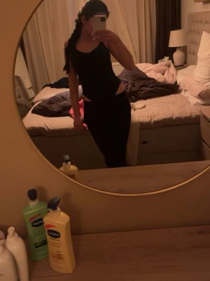 Svart body - Snygg svart body som  passar till många olika outfits. Säljer denna då den är för stor för mig, använt några få antal gånger