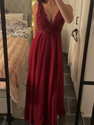 Vinröd balklänning från JJs house - Endast använd 1 gång, mycket bra skick och det finns inga defekter. 980 kr, kan tänka mig 900 vid snabbt köp❤️ skriv vid frågor osv :)