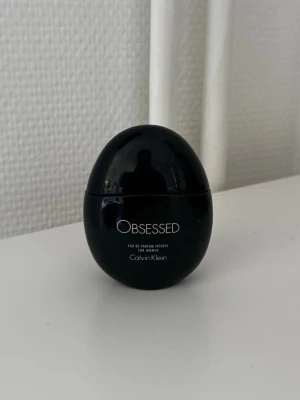 Obsessed intense parfym Calvin Klein - Obsessed Eau de Parfum Intense for Women 30ml. Kan ej se exakt hur mycket som är kvar men är knappt använd och känns som det finns mycket kvar i den. Aromatisk, myskig, ambra. 