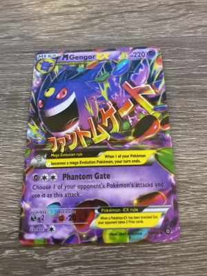 Pokémonkort Mega Gengar EX - Säljer ett färgstarkt Pokémonkort: Mega Gengar EX med holografisk yta. Kortet har lila, blå och gula detaljer och är tillverkat i glansig kartong. Perfekt för samlare eller dig som vill boosta din lek med en mäktig EX-kort.