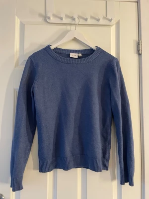 Blå stickad tröja från Vila - Säljer en fin blå stickad tröja från Vila i storlek S. Nypris 330 kr