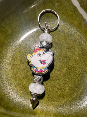 Nyckelring med Mrs Potts och pärlor - Unik nyckelring med Mrs Potts från Skönheten och Odjuret. Handgjord av mig!