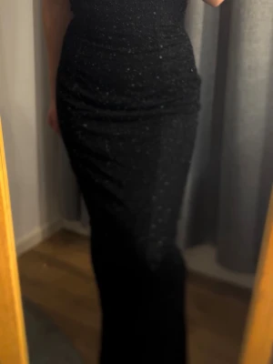 Oh polly klänning  - ✨Svart maxiklänning från Oh Polly. Axelbandslös och figurnära passform. Endast använd 1 gång, i mycket fint skick. Passar perfekt till bröllop, fest, eller bal.✨