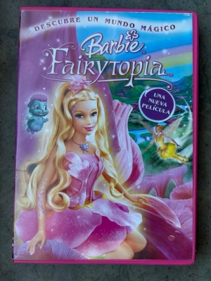 Barbie fairytopia dvd - DVD-film med Barbie Fairytopia. Textning finns på spanska, engelska, portugisiska, thailändska och mandarin.  Finns på språk: Engelska, Spanska, portugisiska, Mandarin   OBS!! skivorna är begagnade så det kan förekomma repor/hairlines på skivorna, men då jag kollar igenom alla filmer jag säljer garanterar jag att alla funkar felfritt om inget annat står! :)