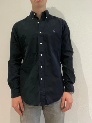 Svart skjorta från Ralph Lauren - Ralph Lauren skjorta || Storlek S (Classic fit) || Skjortan är i bra skick || Modellen på bilden är 170cm och väger 62kg || Tveka inte på att höra av dig vid frågor eller funderingar 