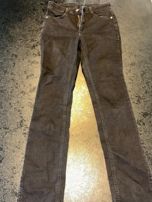 Bubbleroom svarta bootcut jeans 36 – low waist - Svarta bootcut jeans från Bubbleroom. Snygg lätt utsvängd modell med stretch och smickrande passform. Perfekta till vardag eller fest.  Storlek: 36 Färg: svart Modell: bootcut / utsvängda Skick: bra skick  Trendiga och enkla att matcha 🖤