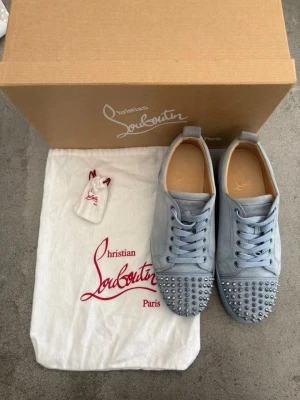 Sky Metal / Baby Blue Louboutin skor - Säljer nu mina super fina Louboutin skor! De är i väldigt gott skick, otroligt sparsamt använda! Självklart äkta, och dustbag samt extra spikar medföljer.   ❗️Dessa skor i denna färg är slutsålda på GOAT för 10000 SEK!❗️  ✅Storlek: 42,5 (passar 43-43,5) ✅Otroligt sällsynt färg ✅Mycket gott skick (sparsamt använda) ✅Box, Dustbag och extra spikar medföljer! ❗️Fraktar alltid inom 24h❗️