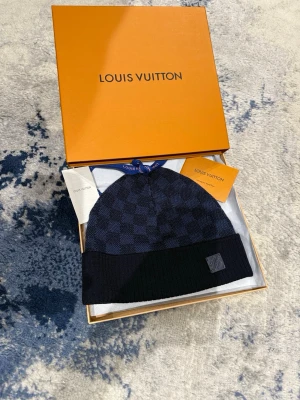Mörkblå LV mössa - Helt ny. Allt på bilderna tillkommer. Väldigt unik färg på mössan, svår att hitta. Pris kan diskuteras vid snabb affär!