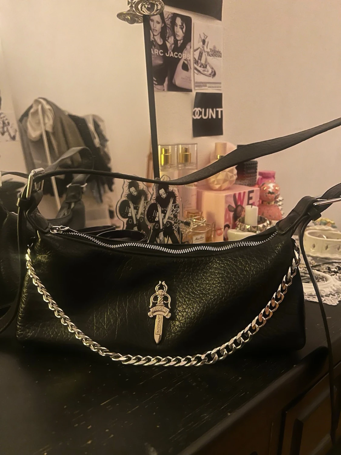 Svart axelväska med kedja och dolde - 1