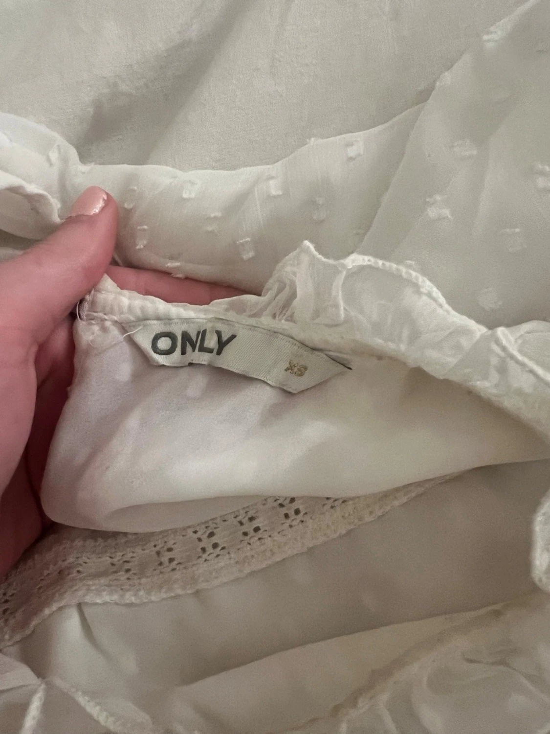 Vit prickig blus med volangärm - 5