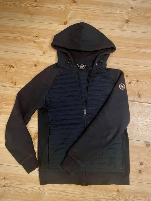 Colmar Cardigan - Hej, säljer nu tröjan då den inte kommer till användning. Skicket är riktigt bra och värd priset. Den är också otroligt skön och snygg. Hör gärna av dig om du har frågor!