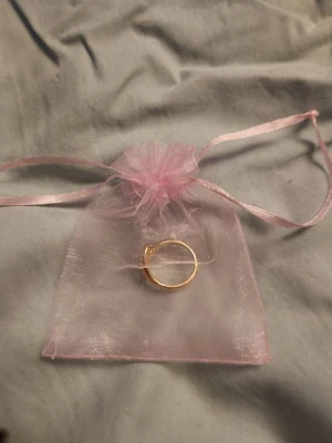 Gullig ring från LYLA - En gullig ring som jag tror är från LYLA. Vet inte vart annars jag skulle ha köpt den men den är helt oanvänd och har tyvärr inget kvitto. Den går att dra ut och trycka in så den är typ "ställbar" i storlken. Kommer med den rosa lilla påsen också! Skulle beskriva den som "kramis ringen" så den passar perfekt att ge en vän.