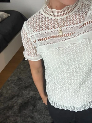 Vit spetsblus med korta ärmar - Säljer en vit spetsblus med korta ärmar. Från Zara men finns inte kvar 